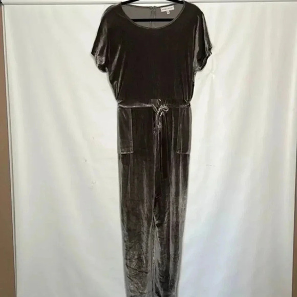 Piper & Scoot Bianca Velvet Gray Jumpsuit size Medium - Picture 4 of 11